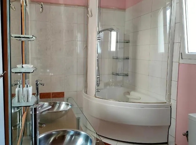 Rea House 1 * Razáta